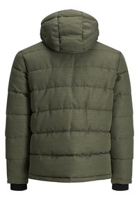 Veste matelassée vert olive avec capuche, présentant des coutures horizontales, des poignets élastiques et une texture lisse. Vue de dos affichée.