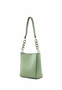 Sac d'épaule en cuir vert avec des accents en chaîne dorée et une fine sangle en cuir, forme rectangulaire, et deux clous dorés sur le côté.