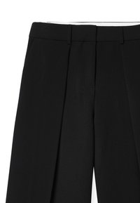 Melni bikses ar plisētām priekšām, izgatavotas no gludas auduma. Iekļautas josta ar cilpām un sānu kabatām.