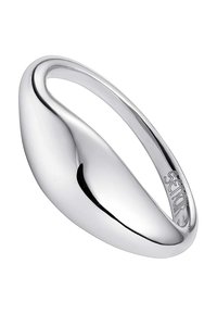 Anillo de plata con un diseño suave y curvado y un acabado pulido, que presenta una forma única que se asemeja a una gota de agua. Detalle de marca grabado en el interior.