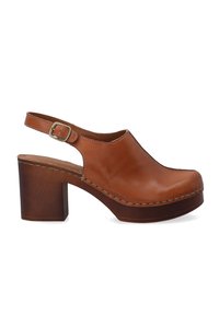 Braune Leder-Clog mit abgerundetem Zehenbereich, offener Ferse und einem dicken Absatz. Dekorative Nähte entlang der Sohle und eine Schnalle am Riemen.