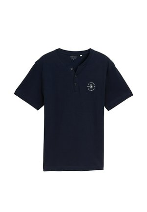 Tummansininen lyhythihainen henley-paita, joka on valmistettu teksturoituneesta kankaasta, ja siinä on kolme painiketta sekä pieni painettu logo rinnassa.