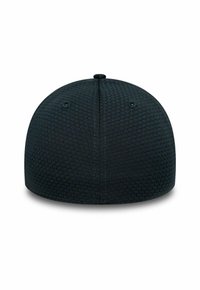 Schwarze, enganliegende Kappe mit einem strukturierten Karomuster, die von hinten gezeigt wird, mit zwei Belüftungsöffnungen und einem Knopf an der Oberseite.