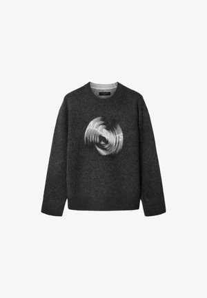 Maglione grigio scuro a maniche lunghe con scollo rotondo e un logo circolare sfocato "ALLSAINTS" sul davanti.