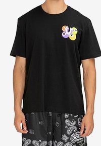 Zwart katoenen T-shirt met korte mouwen, voorzien van een kleurrijk grafisch ontwerp van overlappende cirkels met de tekst "TRUE" op de borst.