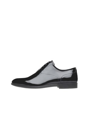 Zwarte laarzen van patenteren leer met een slanke vorm, vetersluiting, gladde textuur en minimalistische details. Standaard platte zool.