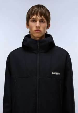 Giacca nera con zip e colletto alto, dotata di una patch con logo. Presenta una finitura liscia e testurizzata, tasche laterali con zip e un design snello.