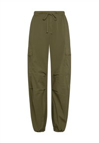 Pantaloni cargo verde oliva con vita elastica, cordoncino regolabile, tasche laterali e polsini elastici alle caviglie.