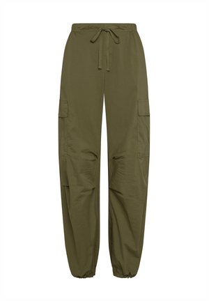 Pantaloni cargo verde oliva con vita elastica, cordoncino regolabile, tasche laterali e polsini elastici alle caviglie.