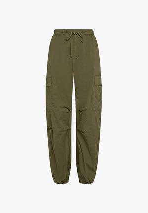 Pantaloni cargo verde oliva con vita elastica, cordoncino regolabile, tasche laterali e polsini elastici alle caviglie.
