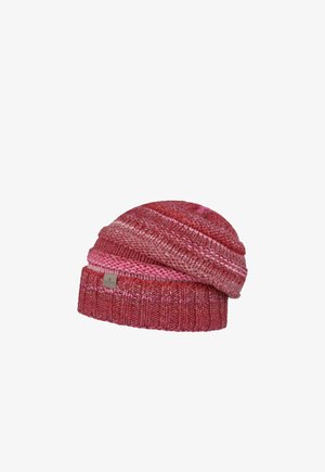 Rote und rosa gestrickte Mütze mit geripptem Bündchen und kleinem beigem Etikett am Bündchen, isoliert auf weißem Hintergrund.