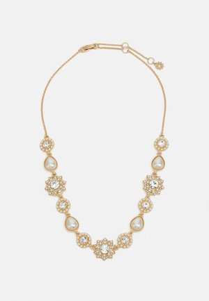 Collier en or avec des gouttes de perles en forme de goutte alternant avec des motifs floraux et circulaires ornés de cristaux sur une fine chaîne avec un fermoir ajustable.