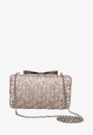 Bolso de mano de tejido en rosa pastel con acentos brillantes, que presenta un cierre metálico y una correa de cadena para llevarlo cruzado.