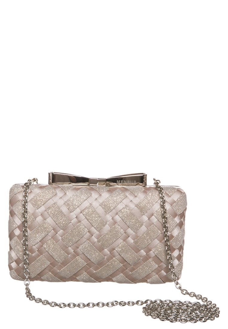 Sac à main tissé en rose pastel avec des accents pailletés, doté d'un fermoir en métal et d'une bandoulière pour un port en travers du corps.