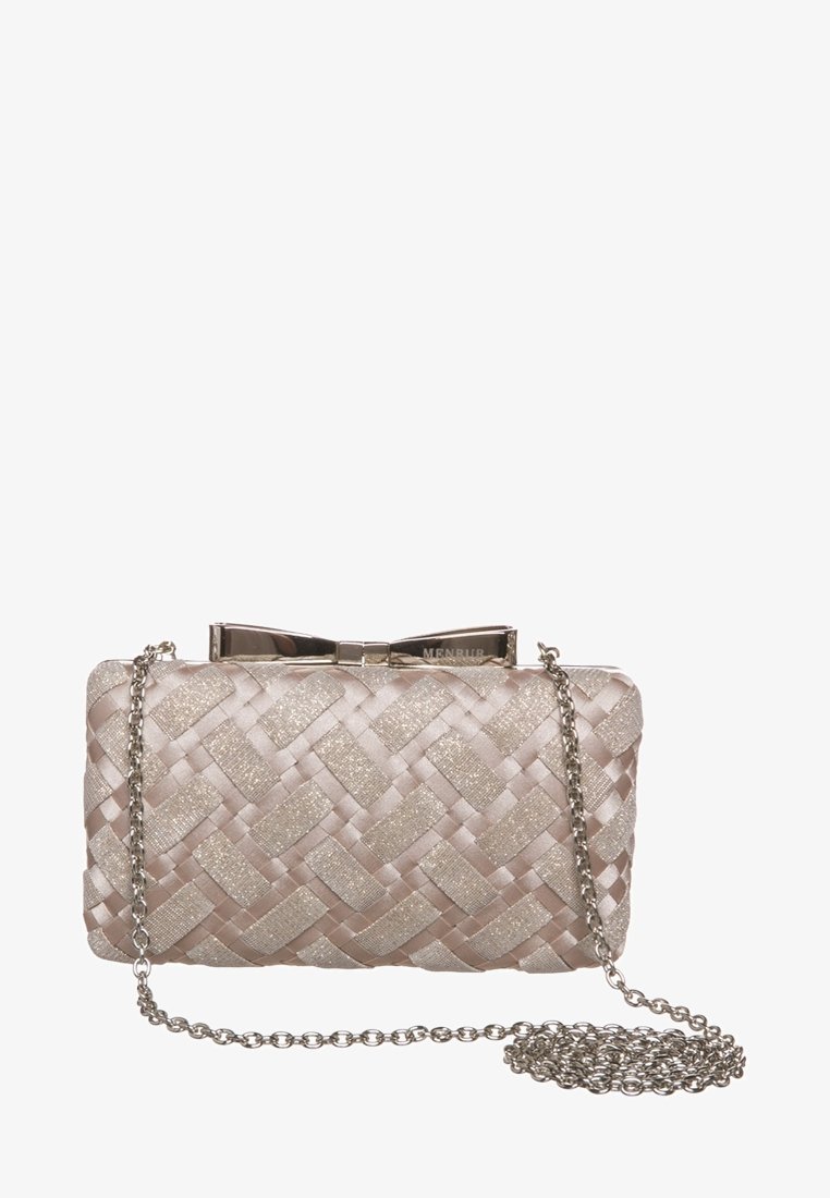 Sac à main tissé en rose pastel avec des accents pailletés, doté d'un fermoir en métal et d'une bandoulière pour un port en travers du corps.