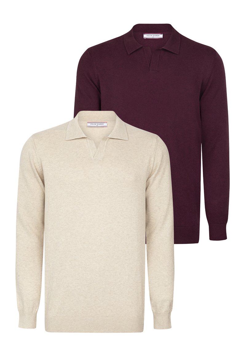 To langærmede polo-sweatere stablet oven på hinanden. Den ene er beige strikket med en tekstureret finish, og den anden er dyb burgunder med glat stof.