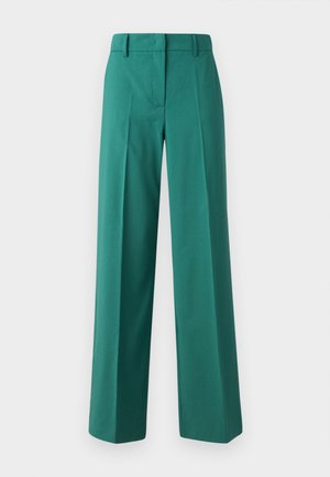Pantalones de pierna ancha verdes, confeccionados en una tela suave con un corte ajustado, que presentan pliegues delanteros y un diseño de dos bolsillos.