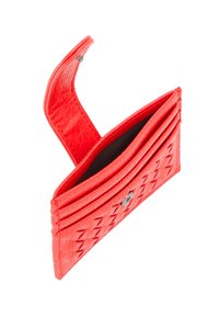 Czerwona skórzana portmonetka o teksturowanym plecionym wzorze, z zapięciem na zatrzask i wieloma slots na karty. Otwarta, odsłania czarne wnętrze.