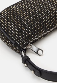 Clutch intrecciato nero con fili dorati, dotato di una cerniera argento e un manico in pelle nera. Tessuto testurizzato con un motivo cucito.