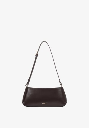 Brązowa skórzana torebka o smukłym, zakrzywionym kształcie, wyposażona w odpinany pasek na ramię i mały złoty akcent z logo. Gładka tekstura.