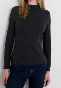 Mörkgrå långärmad polotröja i mjukt material, med en smal passform och enkel design utan mönster eller utsmyckningar.