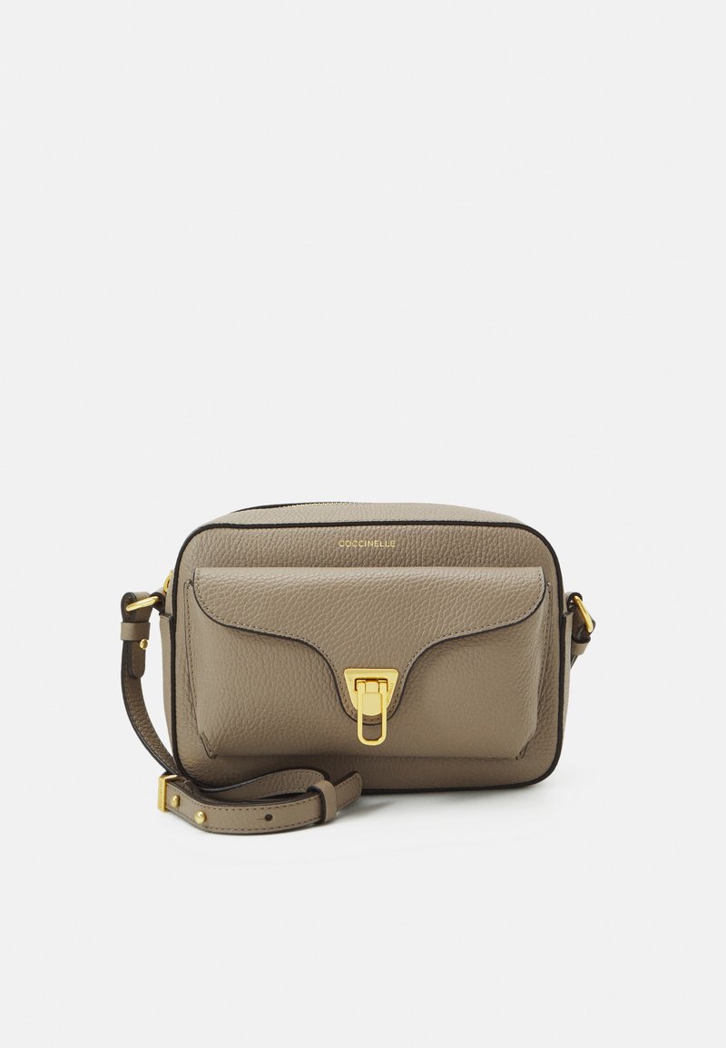 Kreuzbody-Tasche aus Leder in Taupe mit strukturierter Oberfläche. Verfügt über eine vordere Klappe mit einem Goldverschluss und einem verstellbaren Tragegurt.