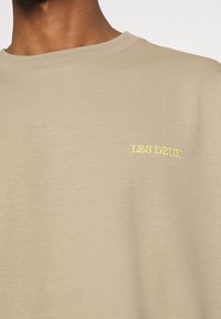 Les Deux DIEGO - T-shirt básica - dark sand/yellow