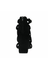 Zwarte suède hoge hak sandaal met een gesloten achterkant, ritssluiting en decoratieve uitsneden op de banden. Dikke blokhak voor stabiliteit.