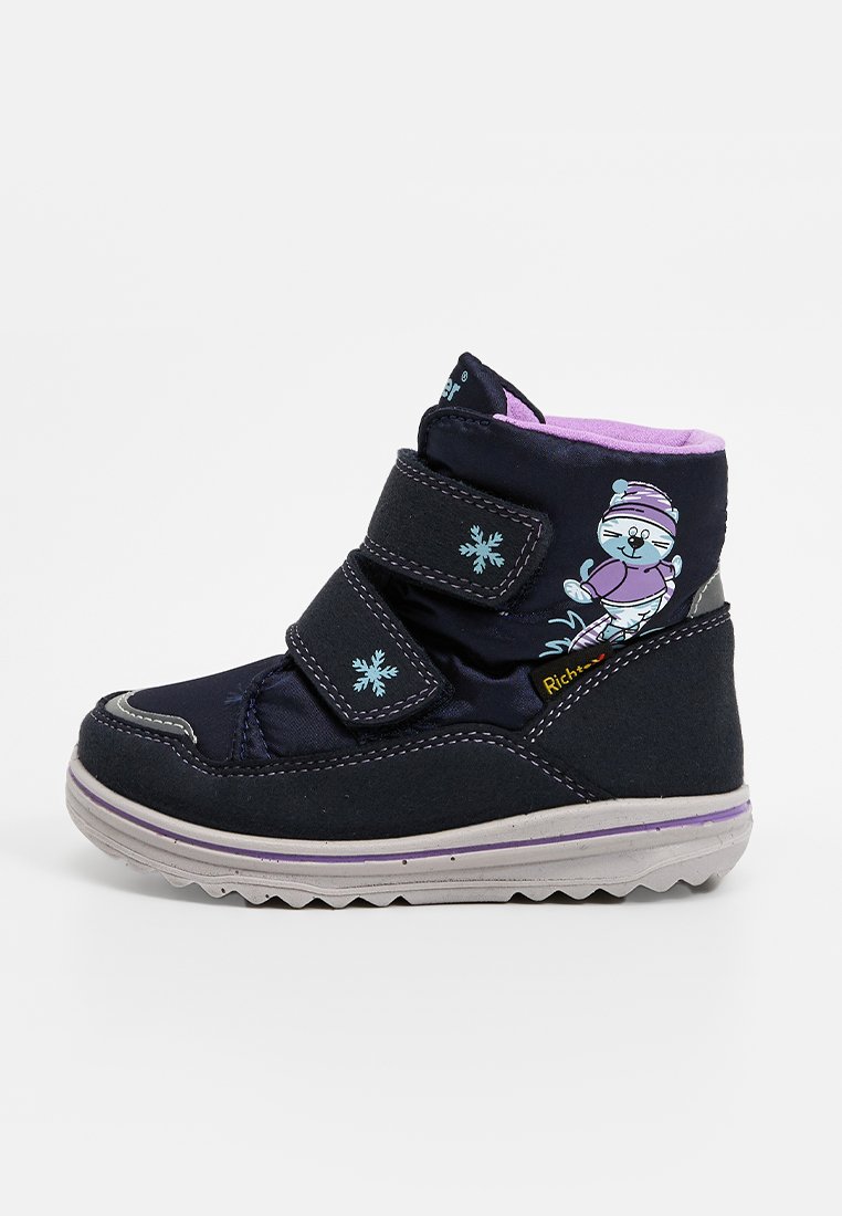 Navyblaue Winterstiefel mit einem weichen Stoffobermaterial, lila Akzenten, zwei Klettverschlussriemen und einem illustrierten Schneemann-Design an der Seite.