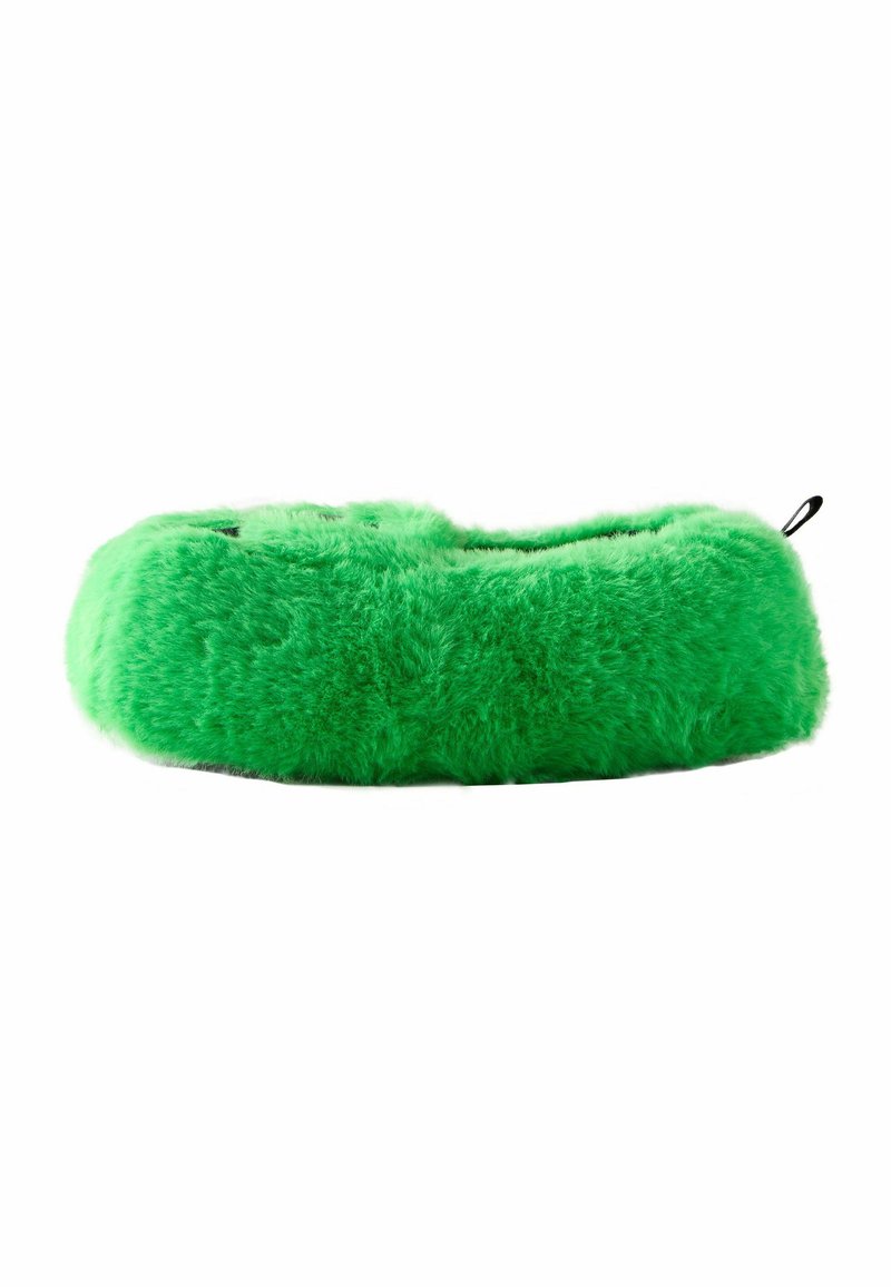 Lit pour animaux en peluche vert, de forme ronde, avec une texture douce et un tissu en fausse fourrure à poils longs, doté d'une petite boucle noire pour une prise en main facile.
