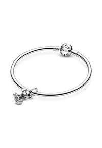 Pulsera de plata con un cierre redondo que presenta letras grabadas y un pequeño colgante en forma de perro con un acento de piedra clara.