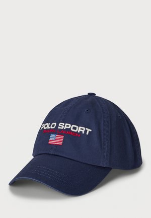 Casquette de baseball bleu marine avec texte "Polo Sport Ralph Lauren" en blanc et rouge et un drapeau américain brodé sur le devant.