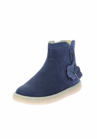 Bottine en daim bleu marine avec une texture lisse, bout arrondi, fermeture éclair sur le côté et accents floraux décoratifs au niveau de la cheville. Semelle en caoutchouc crème.
