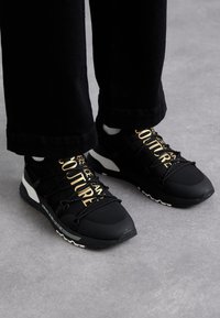 Pasirinkta, black/gold