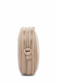 Beżowy skórzany portfel o gładkiej fakturze, z podwójnymi złotymi zamkami błyskawicznymi u góry oraz bocznym paskiem do noszenia. Cienki, prostokątny kształt.