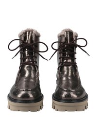Bottines en bronze métallisé avec surface texturée, lacets bruns, col en velours gris et semelle épaisse couleur crème avec des crampons.