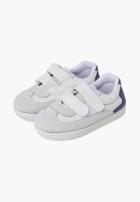 Sneakers con cinturino in Velcro in suede bianco e grigio; punta arrotondata, suola in gomma testurizzata e dettagli in blu navy sul tallone e sui lati.