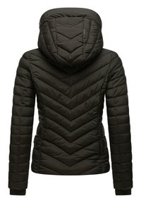 Černá, vyplněná bunda s přiléhavým střihem. Obsahuje vzor v tvaru šípu a kapuci. Rukávy jsou zakončeny žebrováním; látka má hladkou texturu.