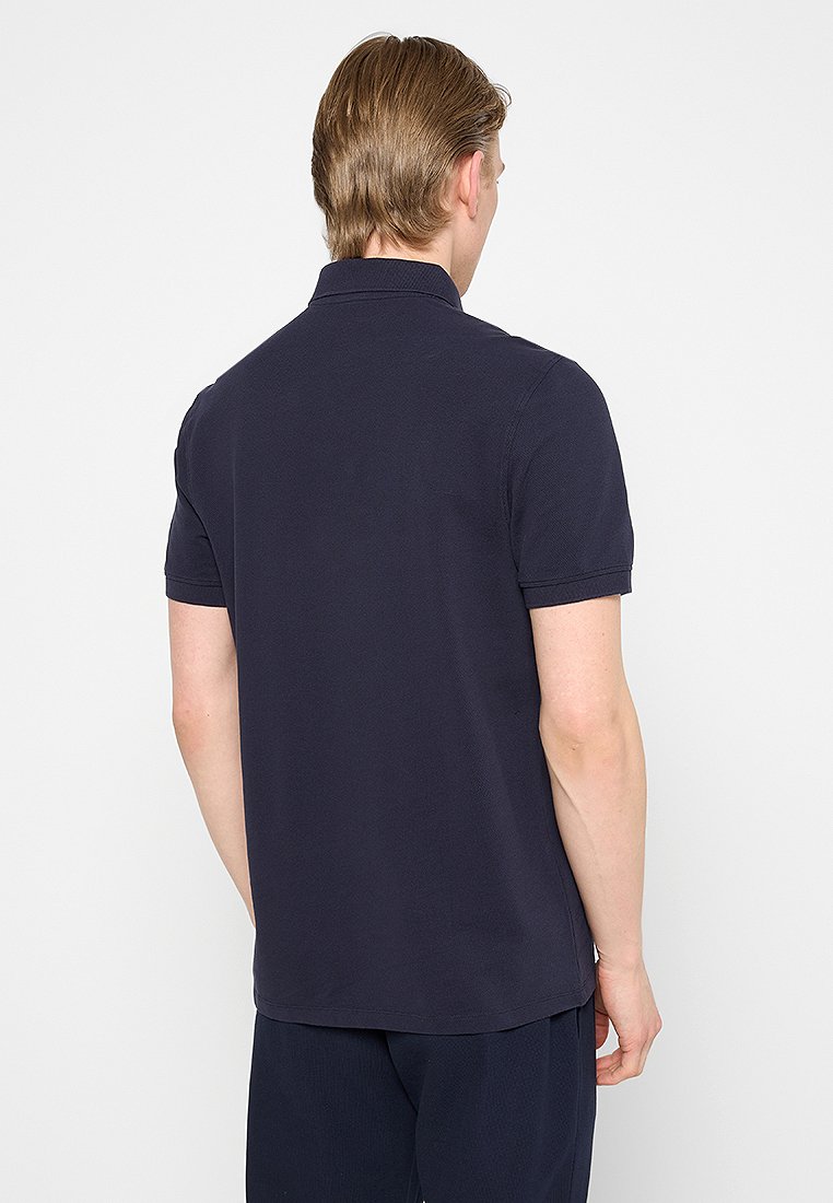 Dunkelblaues Poloshirt mit kurzen Ärmeln aus strukturiertem Stoff; verfügt über einen flachen Kragen und einen geraden Saum am unteren Ende, geeignet für die Freizeit.