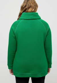 Ulla Popken MIT STEHKRAGEN RAGLANFORM LANGE ÄRMEL  - Sudadera - green