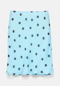 Jupe bleu clair à pois noirs avec un léger évasement à l'ourlet, présentée sur fond blanc.