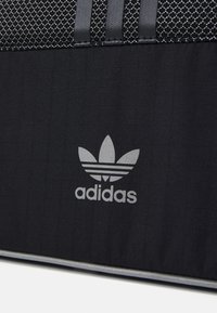 adidas Originals MINI AIRLINER - Taška s příčným popruhem - black/reflective silver