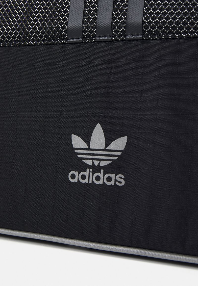 adidas Originals MINI AIRLINER - Umhängetasche - black/reflective 