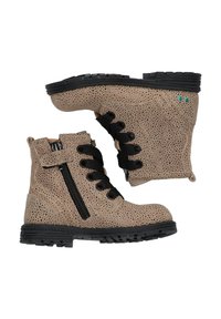 Bordeaux perforated leren laarzen hebben zwarte veters, een ritssluiting aan de zijkant en een gestructureerde rubberen zool voor grip.