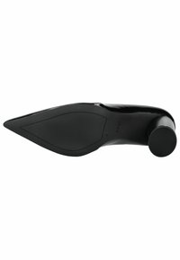 Stivale con tacco a spillo in pelle verniciata nera, con punta affusolata, superficie liscia, suola testurizzata e un accento sul tacco arrotondato. Design semplice e raffinato.