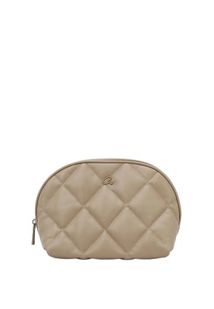 Beige gewatteerde make-uptas met afgeronde bovenkant, ritssluiting en klein metalen logo middenvoor.