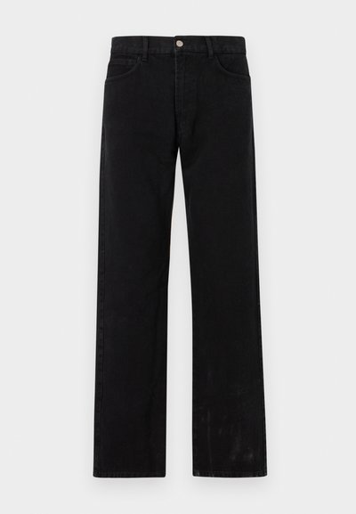 Jeans rectos negros de mezclilla, con cinco bolsillos, cierre de botón metálico y una sutil textura desgastada.