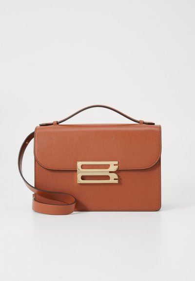 Sac à main en cuir marron avec un design structuré, fermeture en métal doré, et une bandoulière réglable. Texture lisse et rabat en haut.