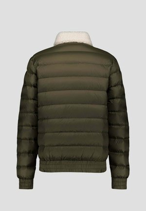 Gevoerde olijfgroene jas met een witte fleece kraag, gekenmerkt door horizontale stiksels, elastische manchetten en een geribbelde zoom.
