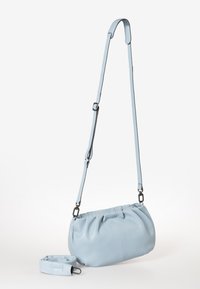 Hellblaue Leder-Crossbody-Tasche mit gerafftem Design, verstellbarem Riemen und Verschlusstechnik; inklusive abnehmbarem Riemen.